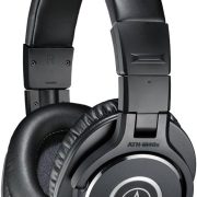 Fone de ouvido Audio-Technica ATH-M40x over-ear com isolamento acústico, preto, com cabo removível e design confortável.