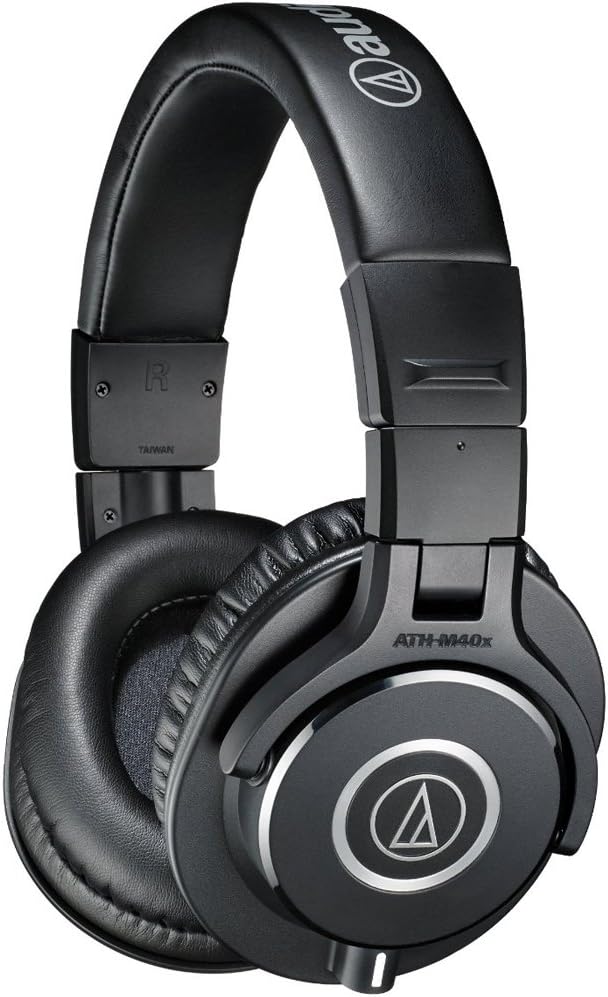Fone de ouvido Audio-Technica ATH-M40x over-ear com isolamento acústico, preto, com cabo removível e design confortável.