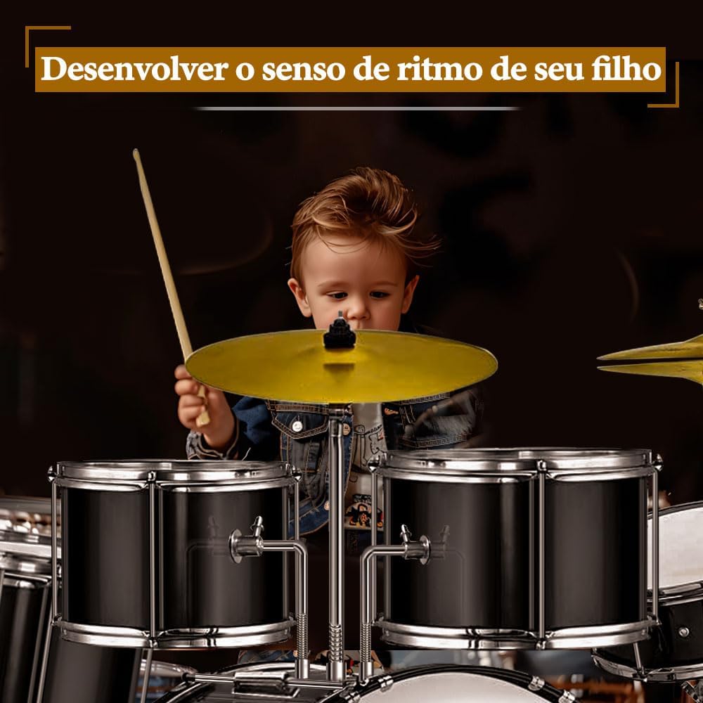 Criança tocando bateria Darhan preta cromada para desenvolver senso de ritmo infantil.