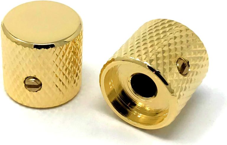 Botões de controle metálicos dourados para guitarra e contrabaixo com acabamento texturizado e parafuso lateral.