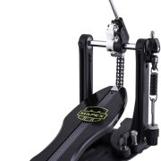 Pedal de bateria Mapex P800 preto com acionamento por corrente dupla, base longa e molejo ajustável, com logo amarelo.