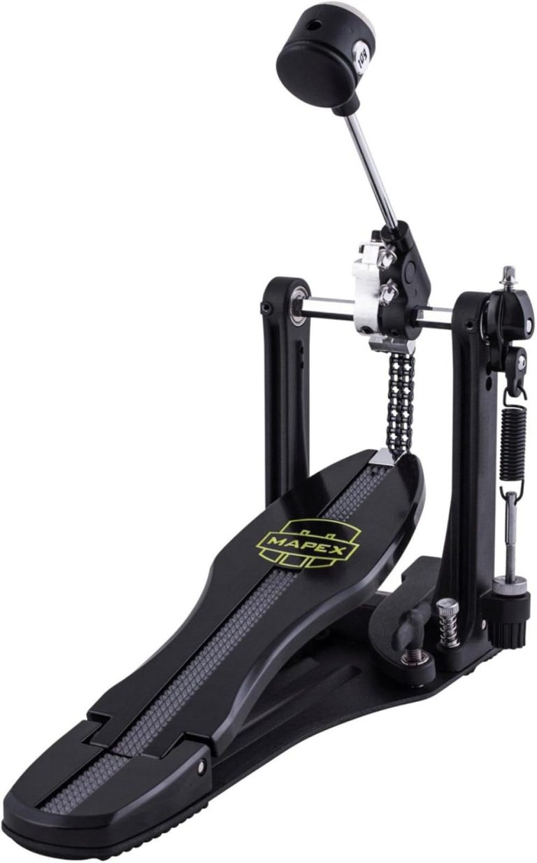 Pedal de bateria Mapex P800 preto com acionamento por corrente dupla, base longa e molejo ajustável, com logo amarelo.