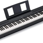 Imagem do piano digital Yamaha P-45 preto com 88 teclas e descanso para partituras.