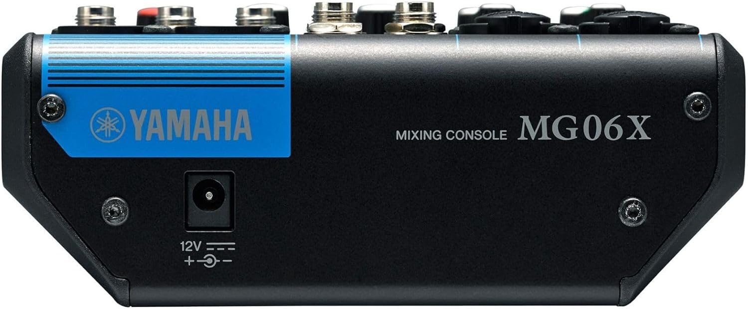 Mesa de som Yamaha MG06X vista lateral com entrada de alimentação 12V e logo Yamaha.