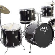 Bateria acústica NY-F1RST 2T com acabamento preto e ferragens cromadas completa com banco preto
