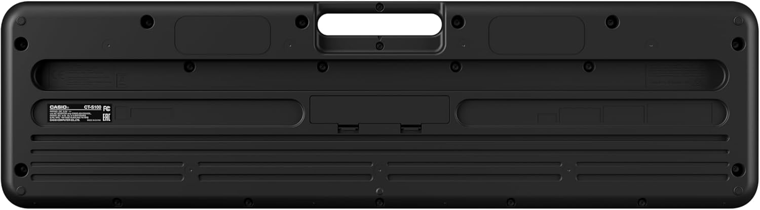 Traseira do teclado Casio Casiotone CT-S100C2-BR preto mostrando alça de transporte e compartimentos de bateria.