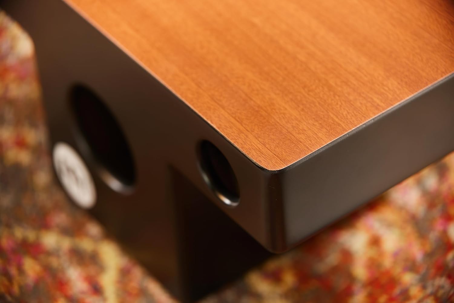 Detalhe lateral do cajon Meinl Pickup Slaptop com tampo de madeira e porta de som circular
