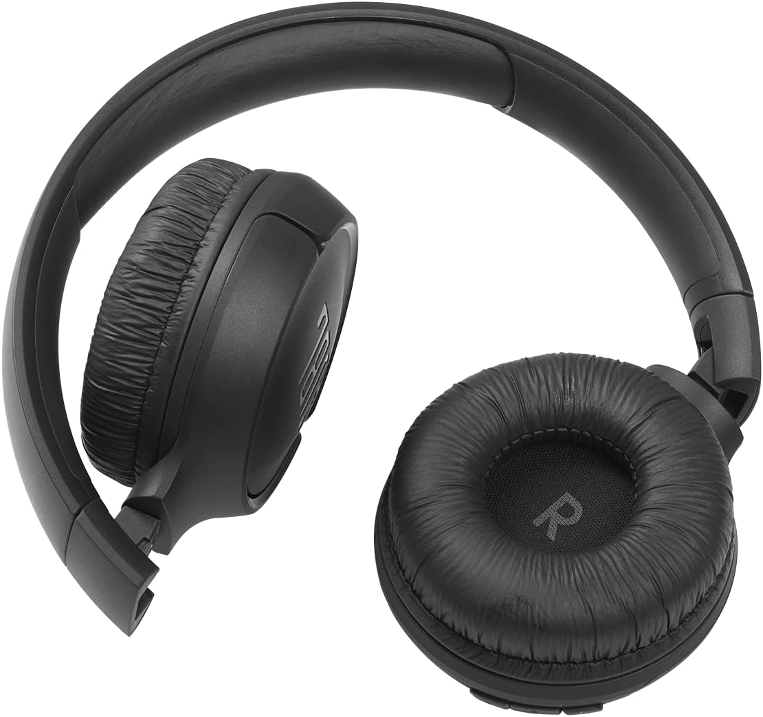 Fone JBL Tune 510BT preto dobrável com almofadas confortáveis e indicação dos lados L e R.