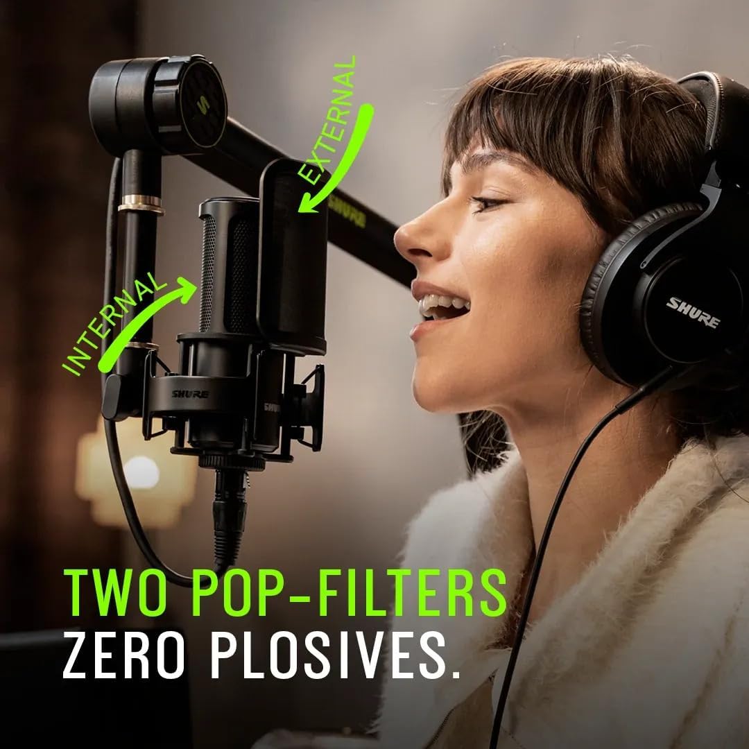Microfone Shure SM4 com dois filtros pop para eliminar plosivas, usado por cantora.