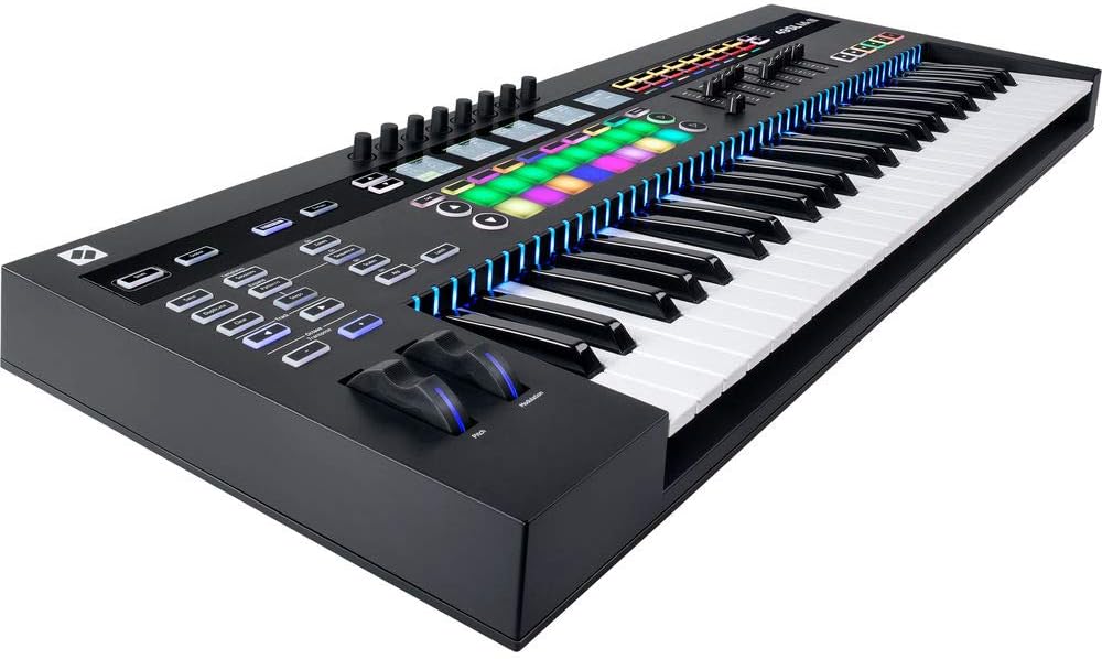 Vista lateral do teclado controlador Novation SL Mk3-49 com botões e faders iluminados