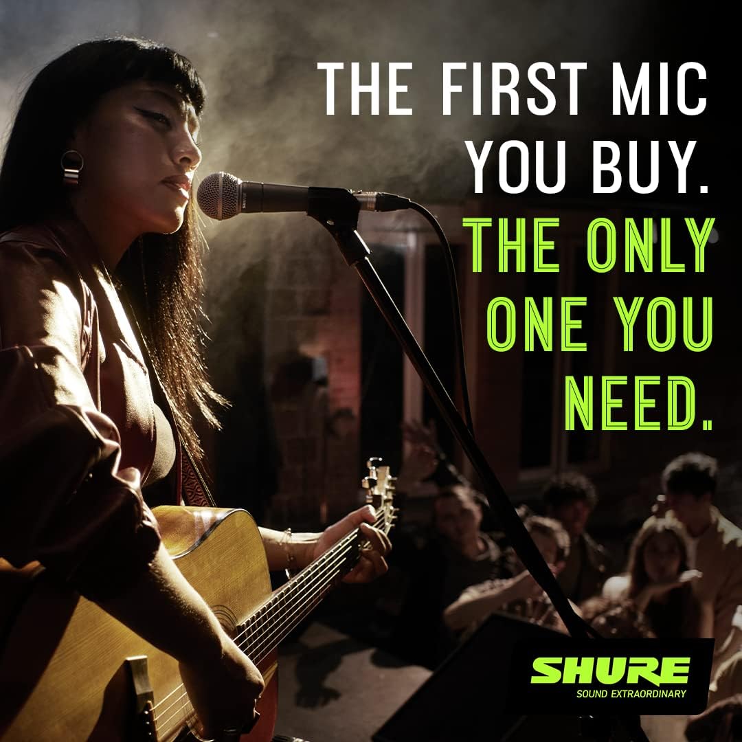Cantora em apresentação usando microfone Shure SM58S com slogan publicitário