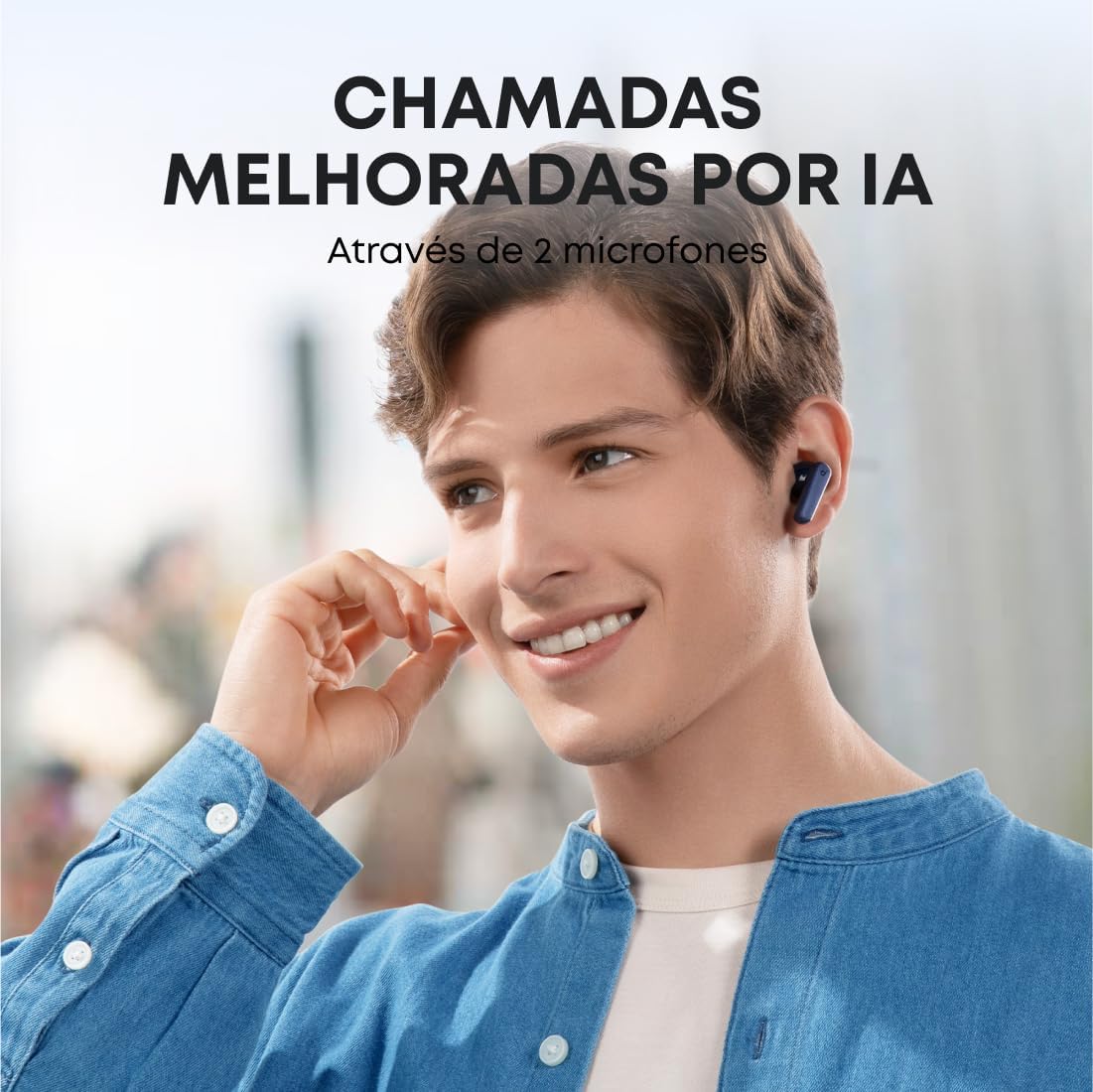 Homem usando fone Soundcore P20i azul realizando chamada com tecnologia de microfones e IA para melhor qualidade.