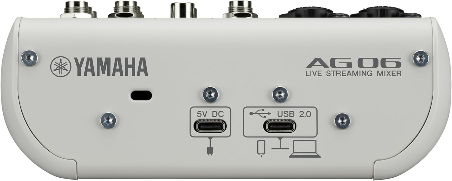 Conexões traseiras da mesa de som Yamaha AG06MK2 branca com USB-C para alimentação e USB 2.0 para computador.