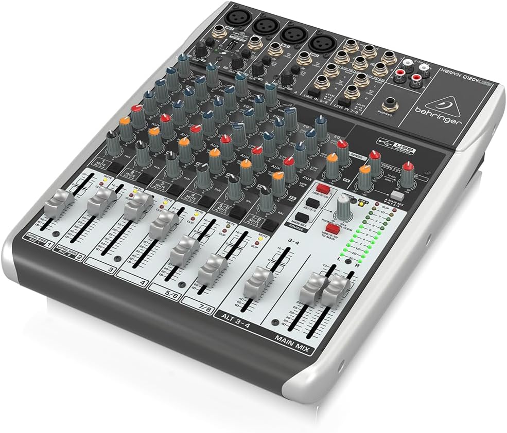 Vista diagonal da mesa de som Behringer Q1204USB mostrando canais, botões e entradas XLR, RCA, USB