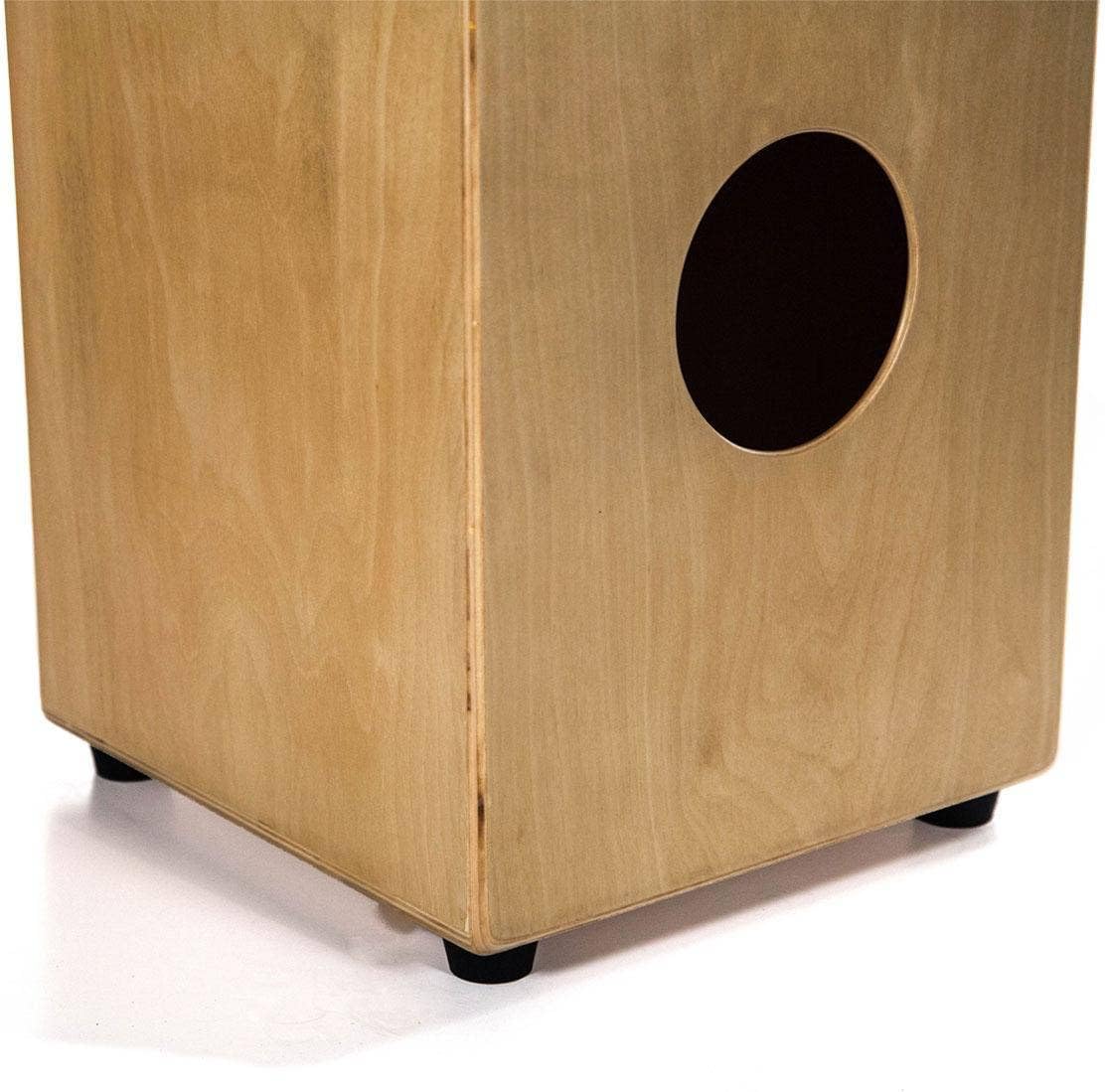 Lado traseiro do cajon LP Aspire LPA1331 mostrando abertura circular para saída de som e pés de borracha pretos.