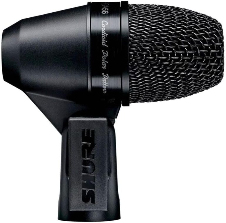 Microfone dinâmico Shure PGA56 cardioide com grade metálica preta em close-up