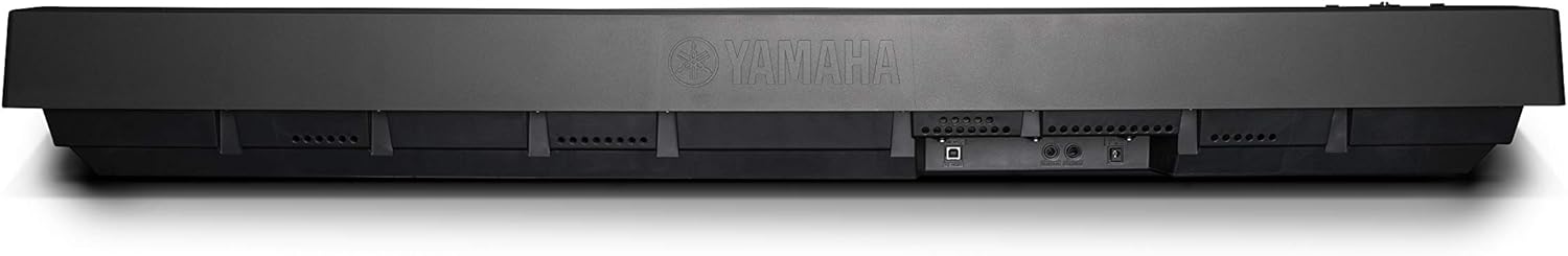 Vista traseira do Yamaha P-45B piano digital com conexões USB, fones e pedal sustain