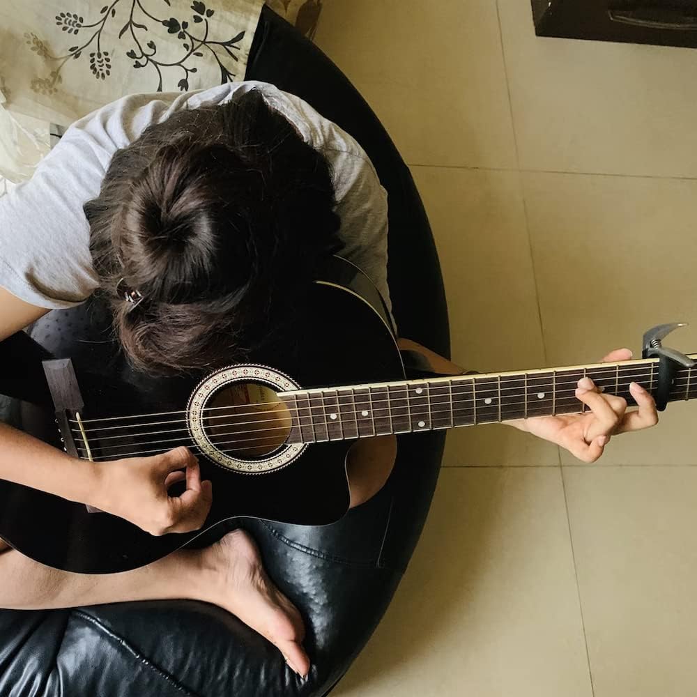 Pessoa tocando violão Fender FA-15 3/4 acústico preto com cordas de aço