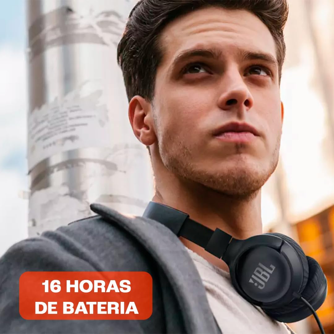 Homem usando fone JBL Tune 500BT preto com 16 horas de bateria destacadas