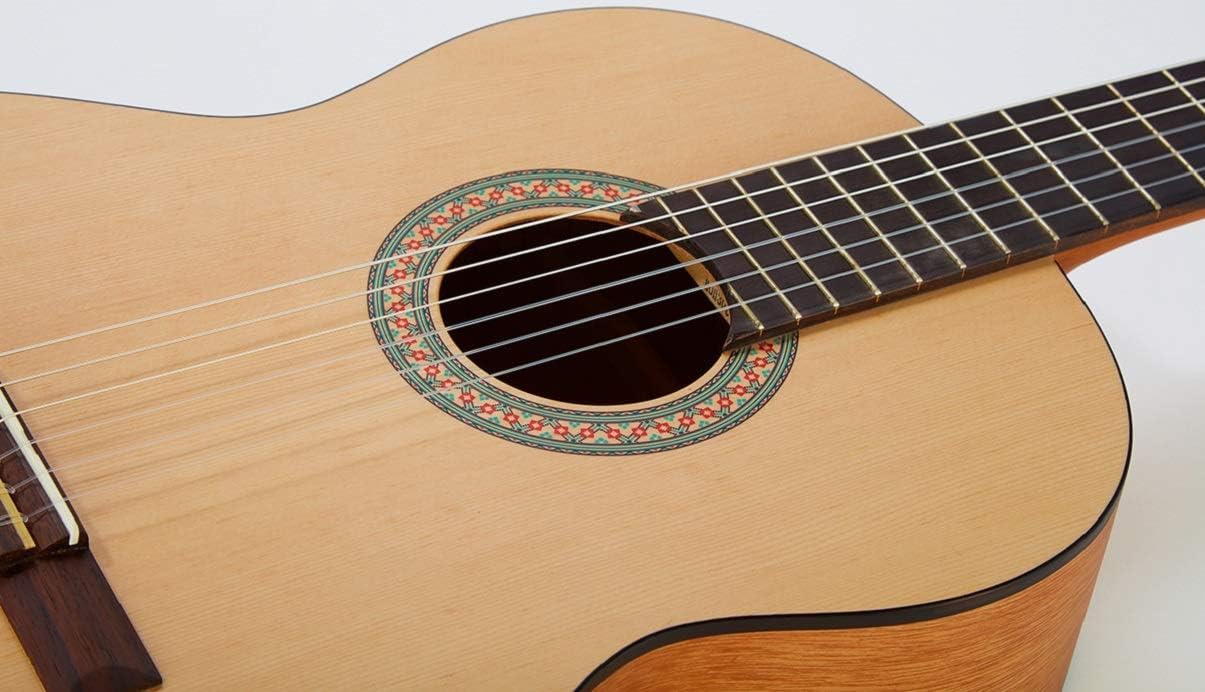 Detalhe do tampo com roseta decorativa e cordas do violão Yamaha C40MII