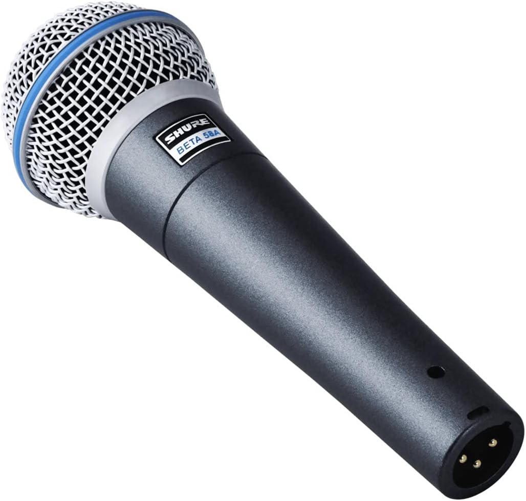 Microfone Shure Beta 58A em ângulo mostrando corpo cinza fosco, grade prateada com anel azul e conector XLR.