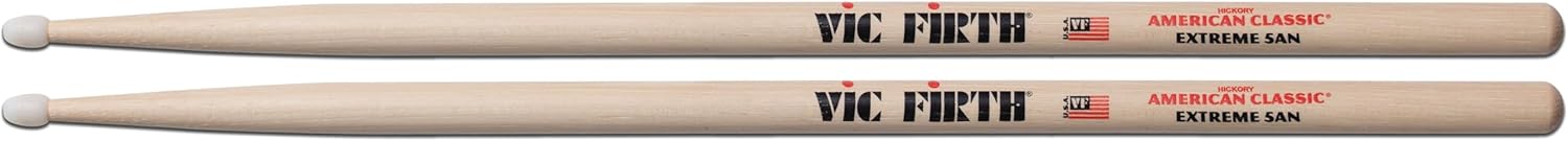 Duas baquetas Vic Firth American Classic Extreme 5AN com ponta de nylon em madeira clara