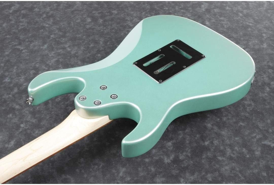 Detalhe traseiro da guitarra Ibanez Gio GRX40 verde metálico claro com tampa preta do sistema de molas