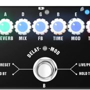 Pedal de efeitos para guitarra CUVAVE BHCASE CUBE BABY preto com botões coloridos e três pedais metálicos.