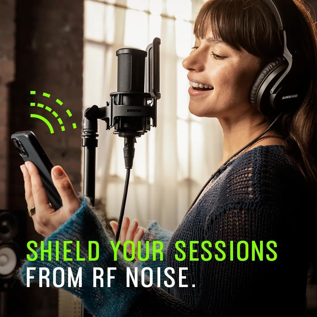 Mulher usando microfone Shure SM4 para gravação, protegendo contra ruído RF.