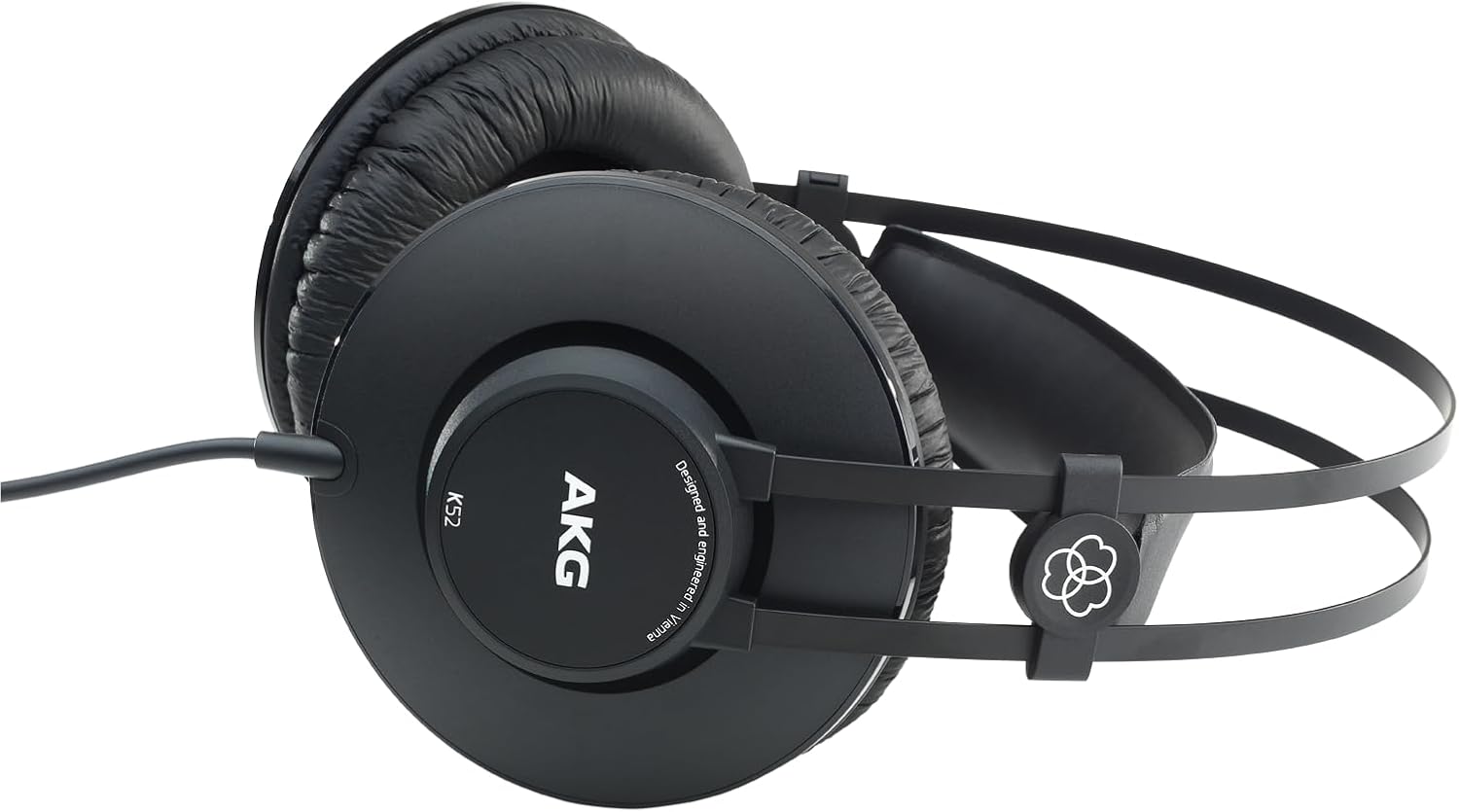 Fone AKG K52 preto over-ear fechado com cabo conectado e arco duplo