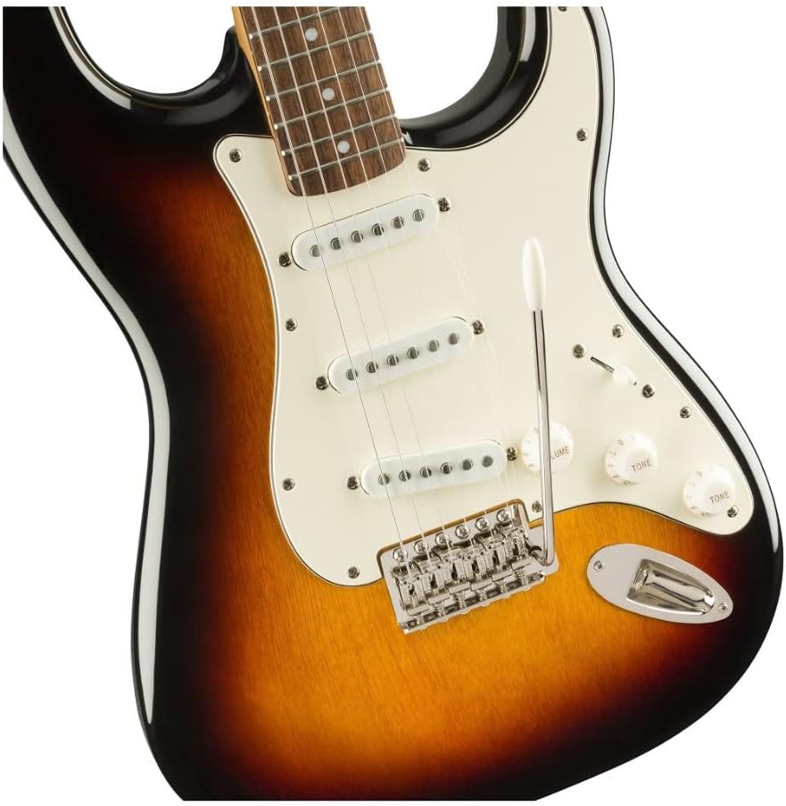 Close do corpo da guitarra elétrica Squier Classic Vibe '60s Stratocaster com acabamento Sunburst, captadores e controles brancos, alavanca de vibrato.