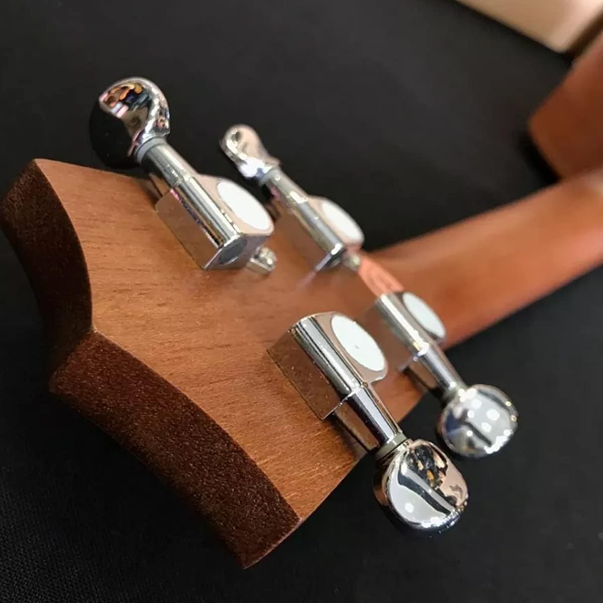 Detalhe das tarraxas cromadas e cabeça em mogno do ukulele Shelby SU23M Concerto