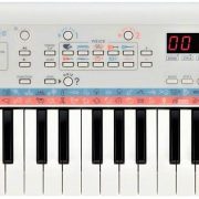Teclado infantil portátil Yamaha PSS-E30 com 37 teclas, painel de controle e alto-falante integrado.