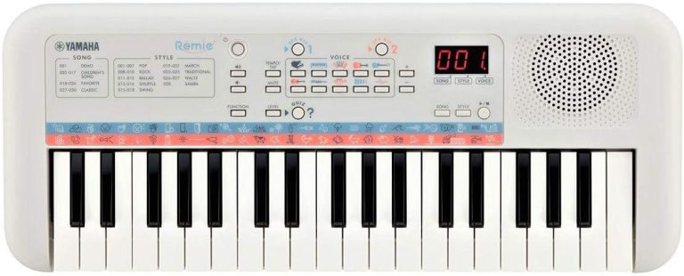 Teclado infantil portátil Yamaha PSS-E30 com 37 teclas, painel de controle e alto-falante integrado.