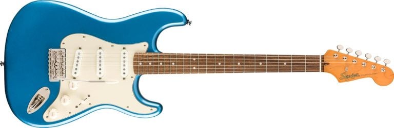 Guitarra elétrica Squier Classic Vibe '60s Stratocaster azul metálico com três captadores single coil e controles brancos.