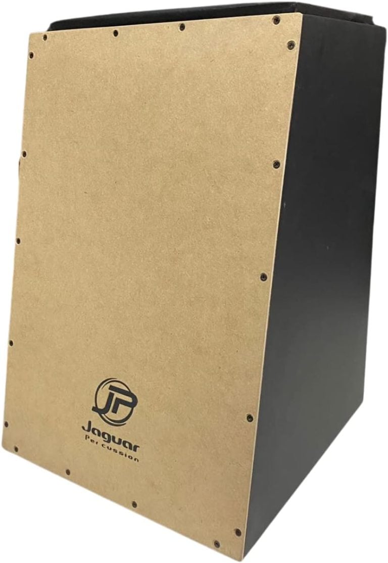 Cajon acústico Jaguar Percussion CJ1000 K2 com corpo preto e tampo de madeira clara com logo Jaguar Percussion