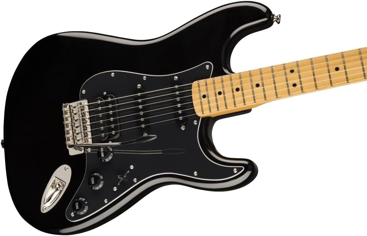 Detalhe do corpo da guitarra Squier Classic Vibe '70s Stratocaster HSS preta com captadores e controles visíveis.