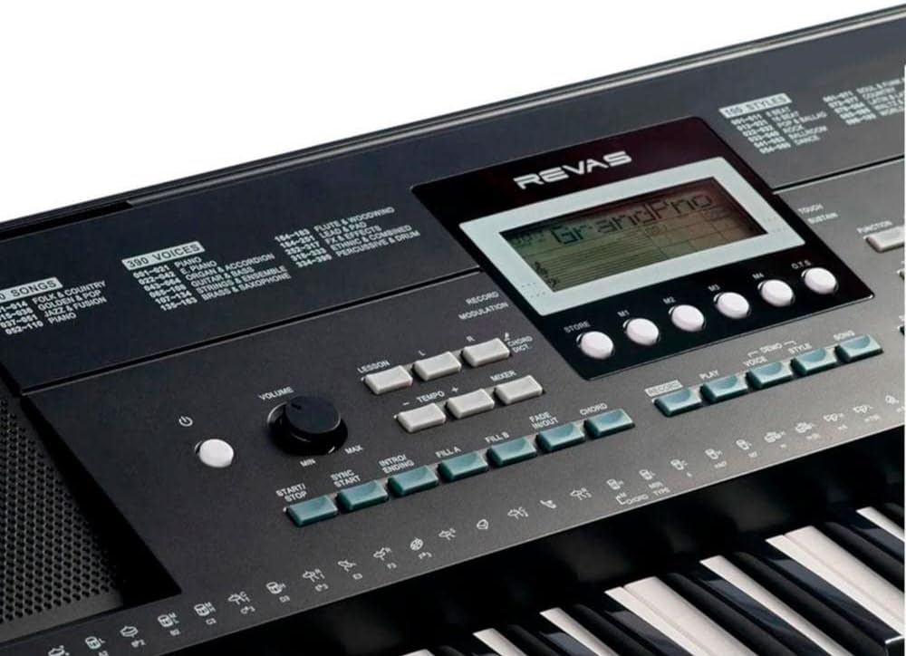 Painel de controle do teclado arranjador Revas KB-330 com display LCD e múltiplas funções.