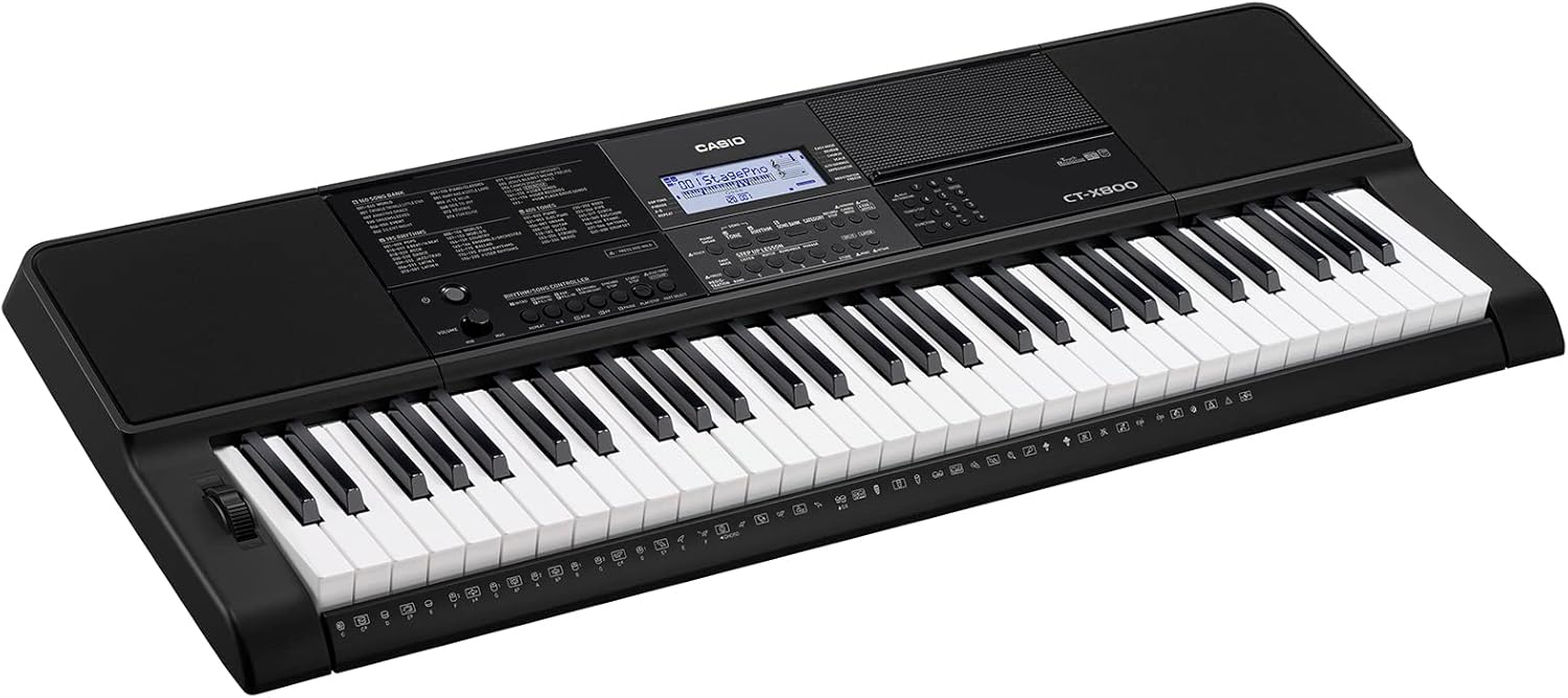 Teclado Casio CT-X800 preto com 61 teclas e painel de controle central LCD