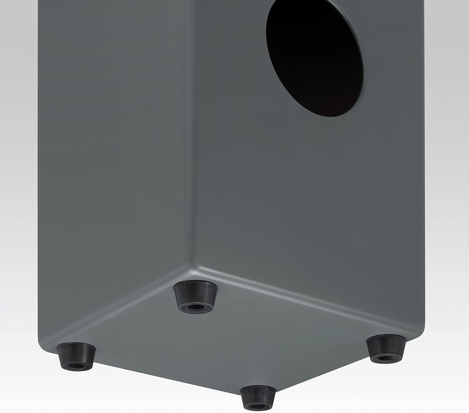 Parte inferior da caixa Latin Percussion LP1428NYG com corpo cinza e pés de borracha preta para estabilidade