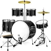 Bateria acústica Darhan 2T preta com detalhes cromados e banco, vista frontal com pedais e pratos metálicos.