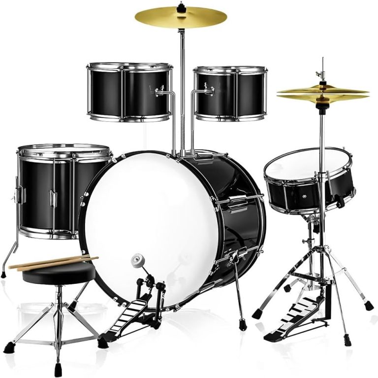 Bateria acústica completa Darhan preta com banco cromado, pratos dourados e baquetas.