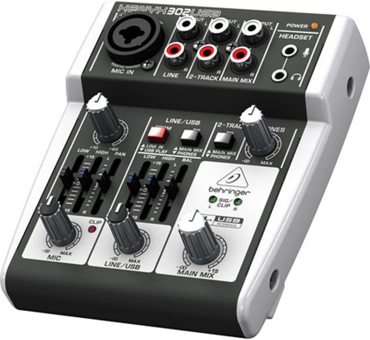 Mesa de som Behringer 302USB vista em ângulo com controles rotativos, faders e entradas RCA, preto e cinza.