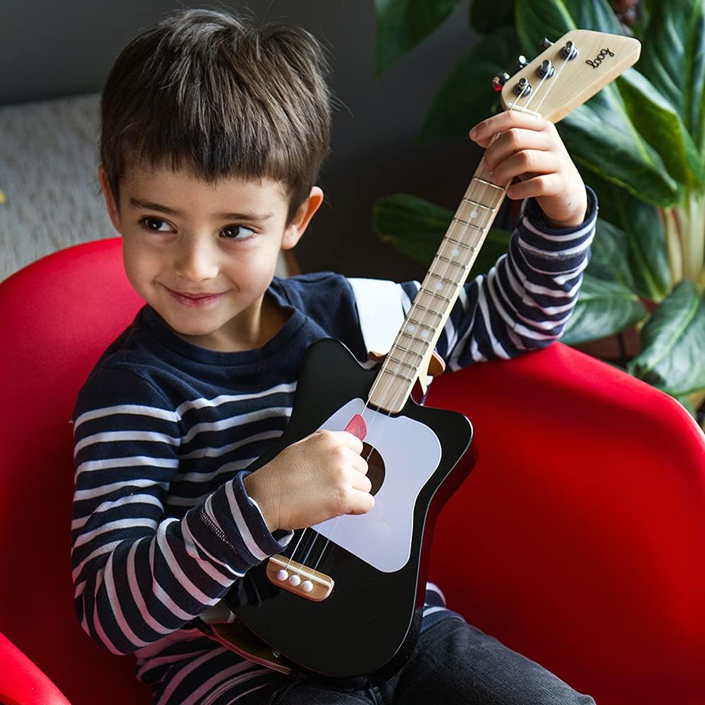 Criança tocando guitarra acústica infantil Loog Mini preta 3 cordas para iniciantes