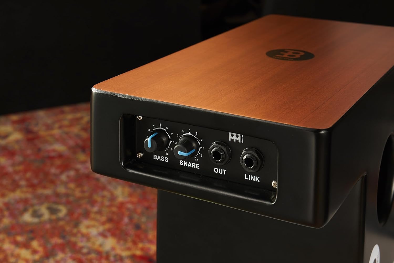 Controle embutido do Meinl Pickup Slaptop Cajon com ajustes de bass e snare e conexões out e link