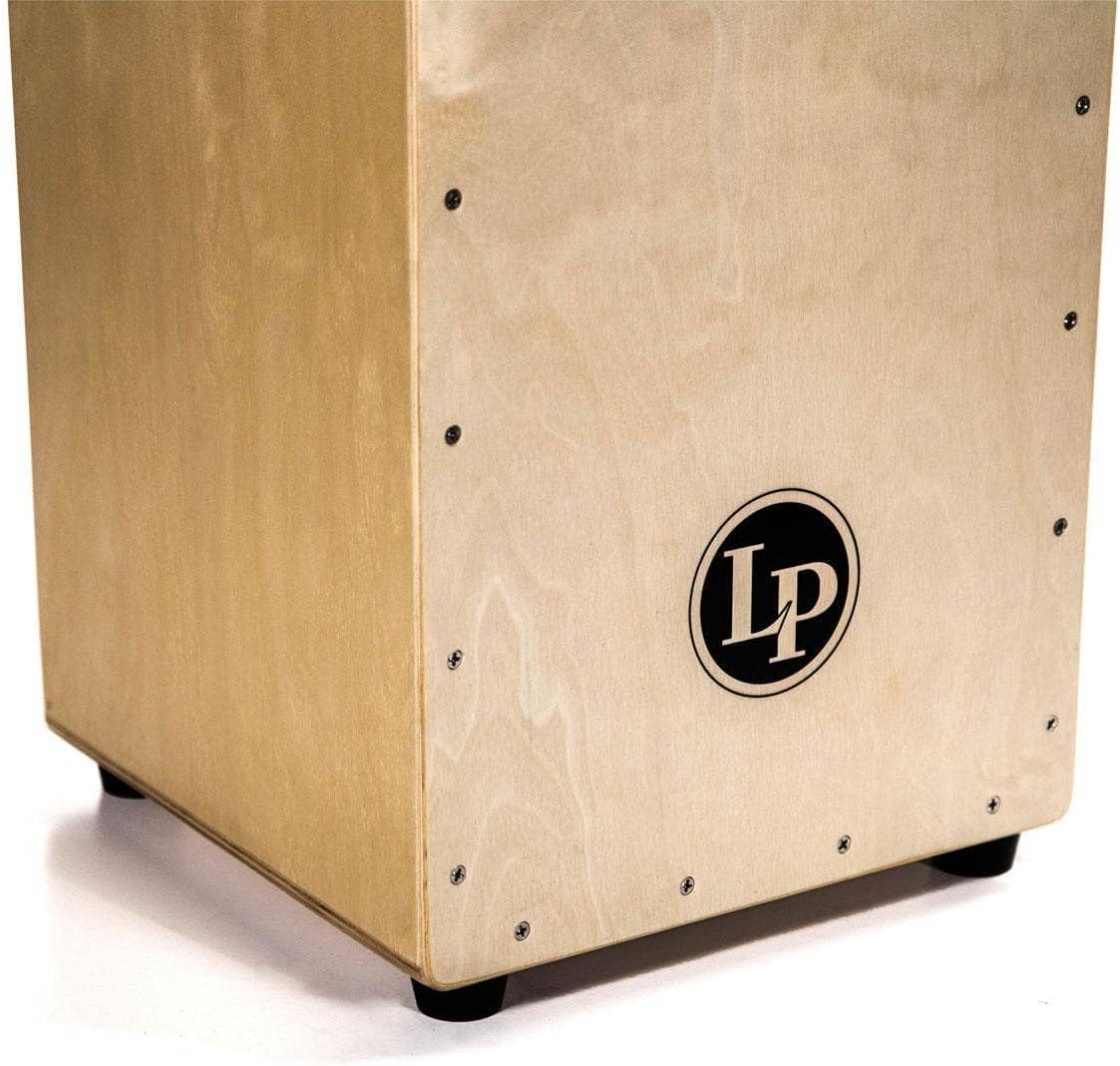 Vista frontal do cajon LP Aspire LPA1331 natural com placa frontal parafusada e logo LP centralizado.