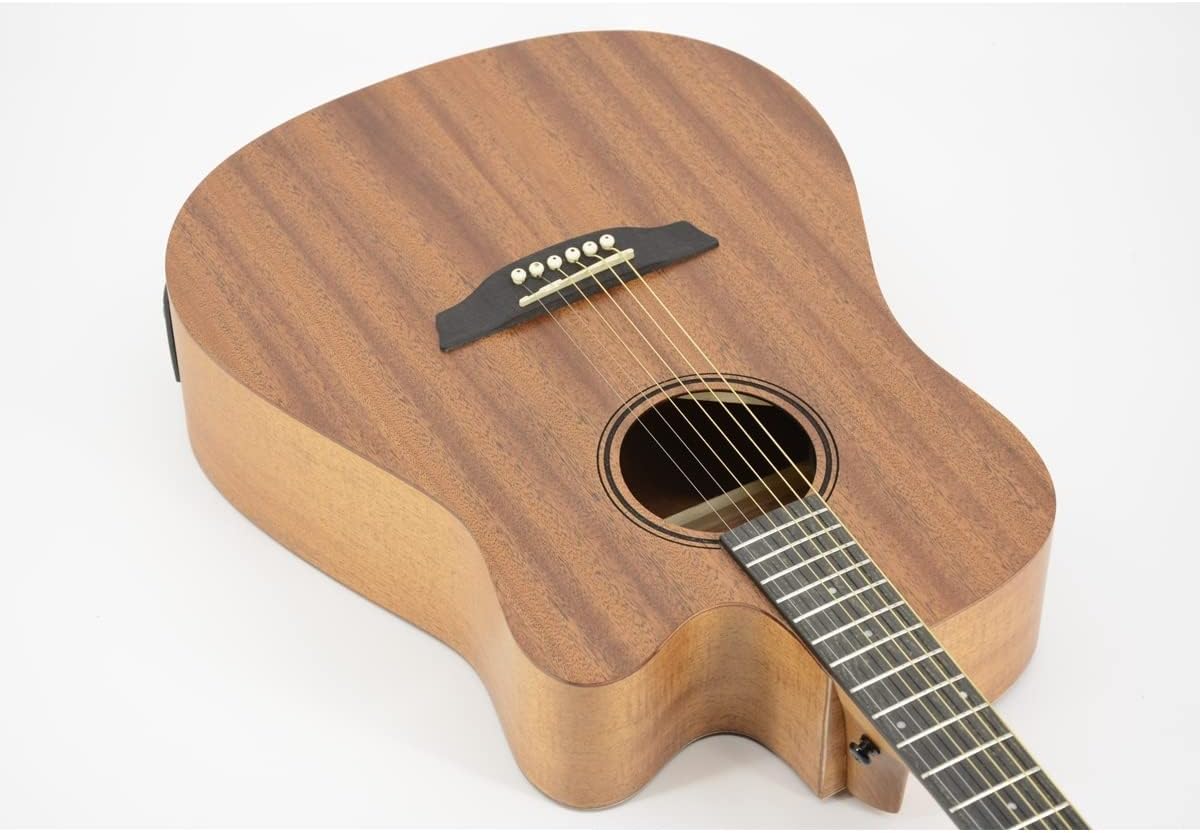 Tampo frontal do violão eletroacústico Strinberg Forest FS4D com acabamento fosco natural e ponte preta