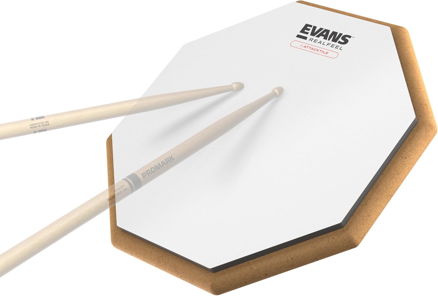 Pad Evans RealFeel Attacktile branco e bege com baquetas Promark sobreposto.