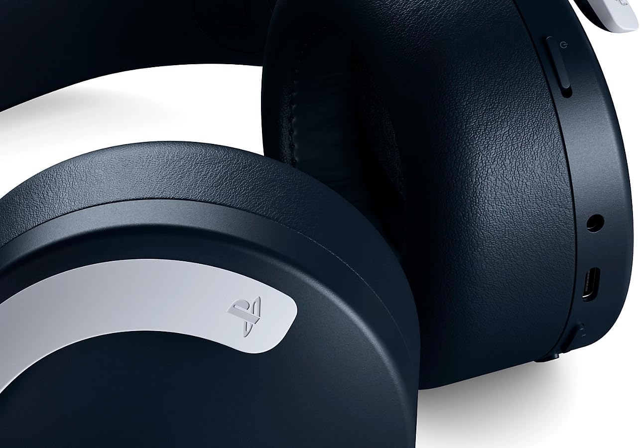 Close do headset PlayStation Pulse 3D com detalhes do botão e logo para PS5