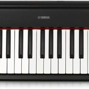 Teclado portátil Yamaha NP12 com 61 teclas sensíveis ao toque na cor preta, com alto-falantes embutidos e controles no painel superior